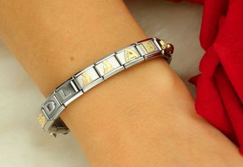 Złota zawieszka Nomination Link z 18-karatowego złota z literą B ozdobioną cyrkoniami model 03030102. Oryginalna biżuteria Nomination Italy – elegancja, blask i wyjątkowy styl (2).jpg